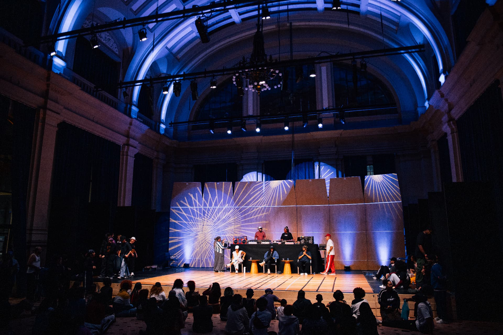 Apresentação de Hip Hop em palco com o público